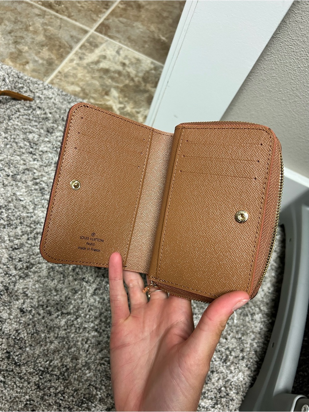 Inspired L V  Monogram Zip Card Case - Brown/Gold - Picture 4 of 4